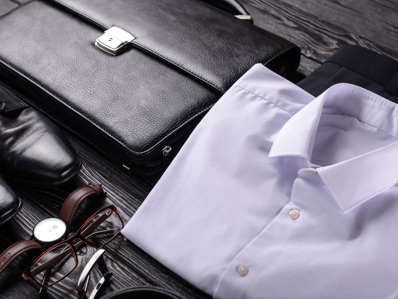 經典款vs. 現代款男生包包選購全攻略：風格、功能與場合適配解析